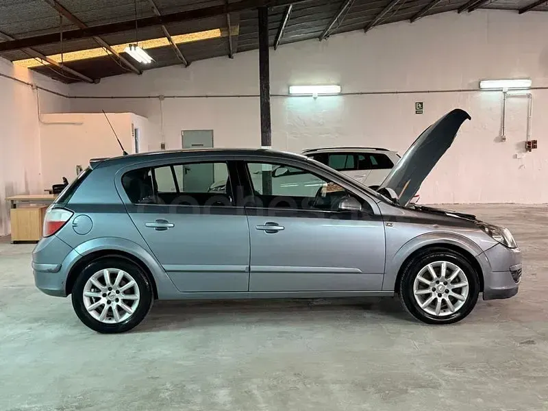 Usado Opel Astra Elegance 150 CV (110 kW) 2005 Gris / plata Berlina