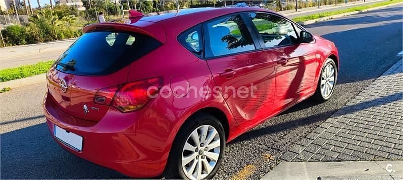 Usado Opel Astra Enjoy 110 CV (80 kW) 2011 Rojo Berlina