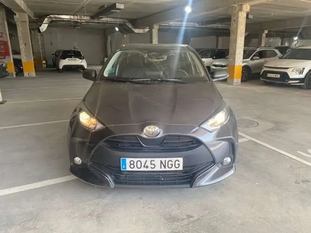 Usado Toyota Yaris Active 116 CV (85 kW) 2025 Gris Utilitario