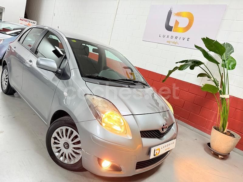 Gris / plata Usado 2011 Toyota Yaris Connect Style Berlina | 6500 € (Precio justo) - Imagen 1/4