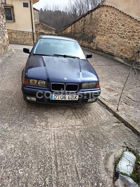 Usado BMW 318 90 CV (66 kW) 1996 Azul Berlina