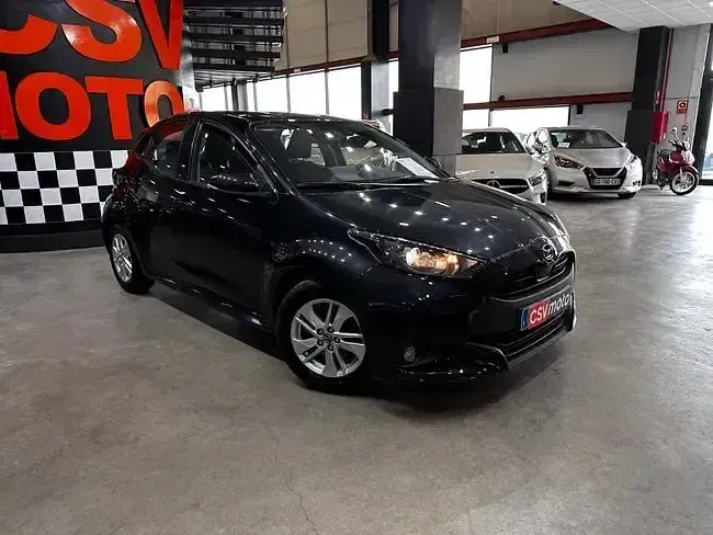 Käytetty Toyota Yaris Hybrid Active 116 HP (85 kW) 2023 Musta Viistoperä