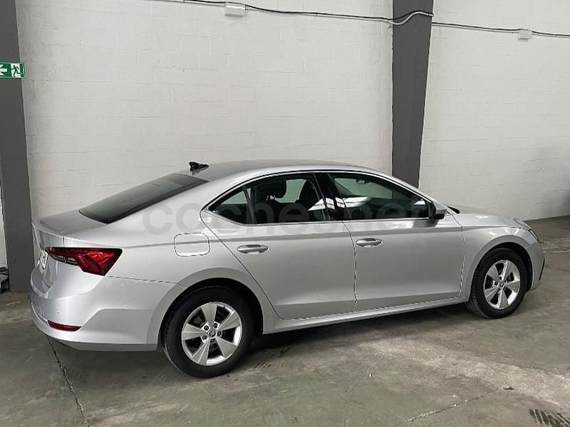Usado Skoda Octavia Ambition 115 CV (84 kW) 2021 Gris / plata Berlina