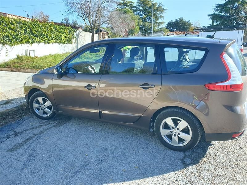 Usado Renault Grand Scénic III Dynamique 130 CV (95 kW) 2010 Marrón Monovolumen