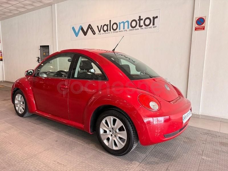 Begagnad VW New Beetle 105 HK (77 kW) 2007 Röd Halvkombi