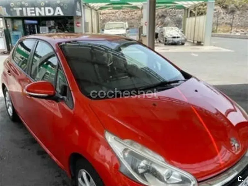 Usado Peugeot 208 Active 82 CV (60 kW) 2015 Rojo Utilitario