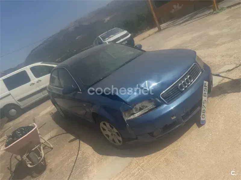 Usado Audi A4 130 CV (95 kW) 2002 Gris / plata Berlina