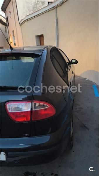 Usado Seat Leon Reference 105 CV (77 kW) 2007 Negro Utilitario