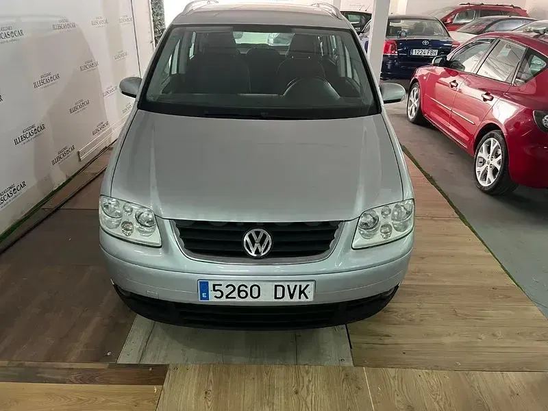 Usado VW Touran Advance 140 CV (102 kW) 2006 Gris / plata Monovolumen