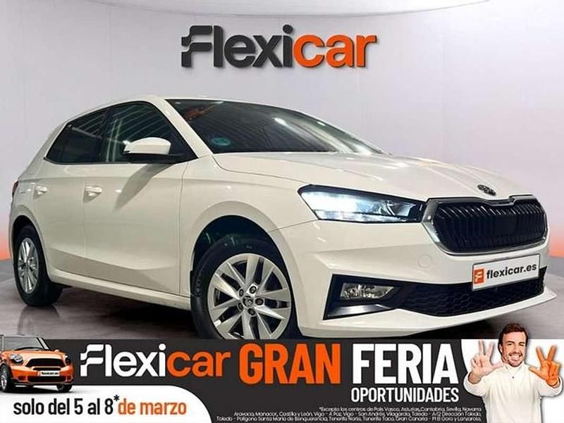 Usado Skoda Fabia Selection 95 CV (69 kW) 2024 Blanco Utilitario