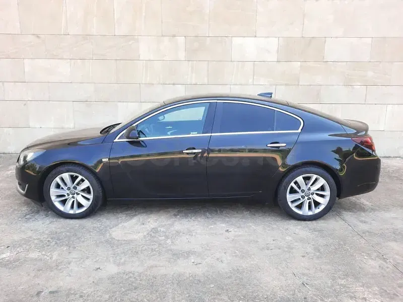 Usado Opel Insignia Selective 136 CV (100 kW) 2017 Negro Berlina