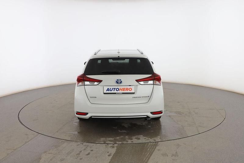 Usado Toyota Auris Touring Sports Active 136 CV (100 kW) 2017 Blanco Familiar