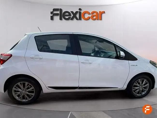 Usado Toyota Yaris Hybrid Active 116 CV (85 kW) 2020 Blanco