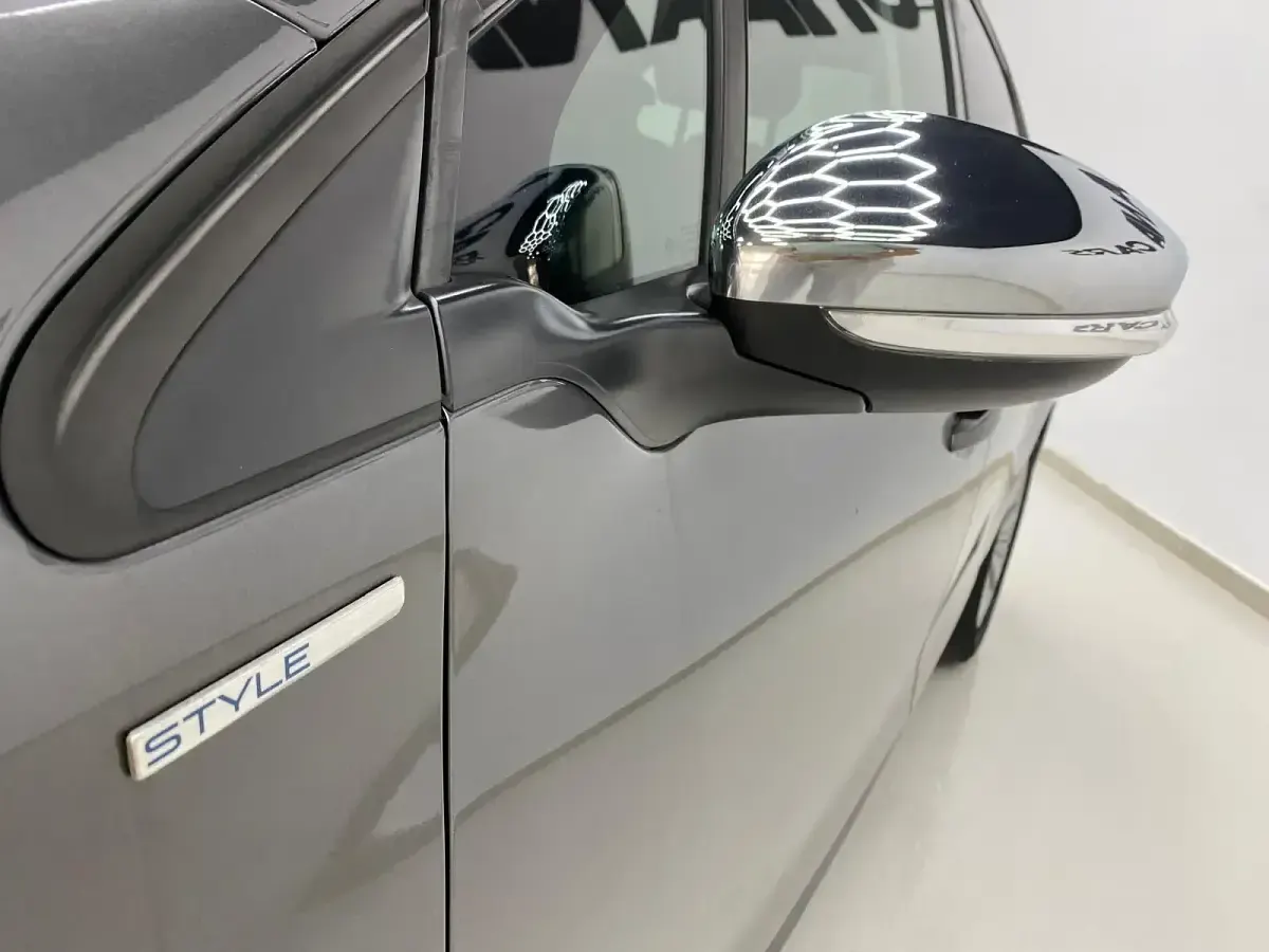 Usado Peugeot 208 Style 82 CV (60 kW) 2018 Gris Utilitario