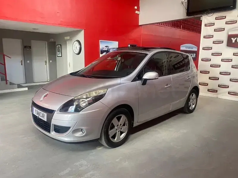Usado Renault Scénic Dynamique 130 CV (95 kW) 2011 Gris / plata Monovolumen