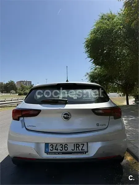 Usado Opel Astra Dynamic 110 CV (80 kW) 2016 Gris / plata Berlina
