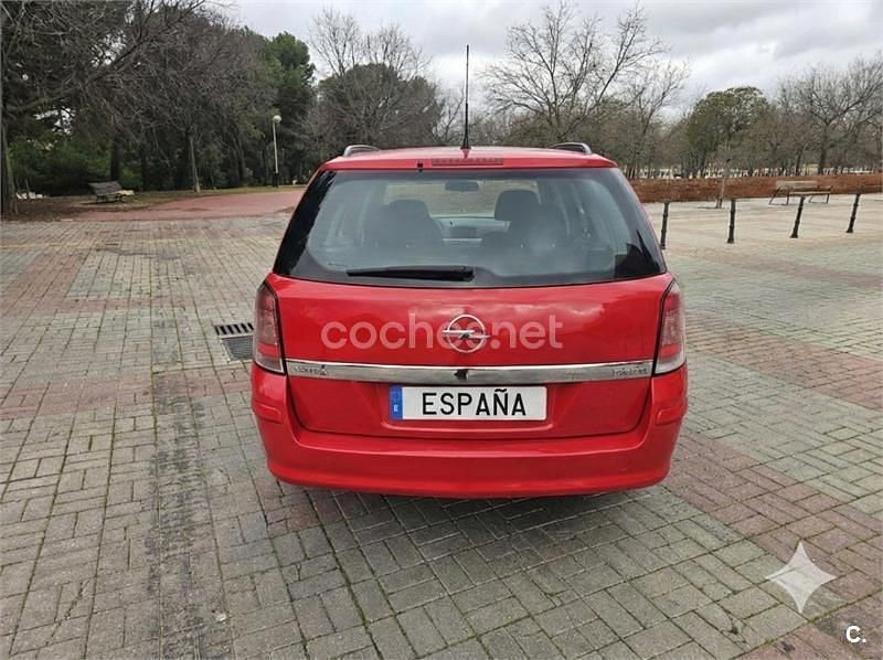 Usado Opel Astra Enjoy 100 CV (73 kW) 2007 Rojo Familiar