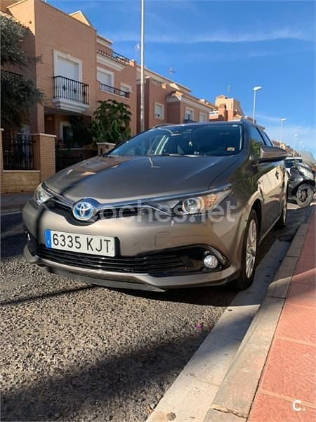 Usado Toyota Auris Hybrid Active 136 CV (100 kW) 2018 Gris / plata Familiar