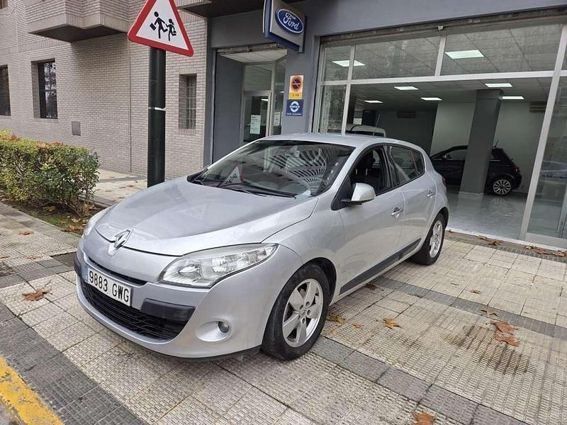 Usado Renault Mégane III Dynamique 106 CV (77 kW) 2010 Plateado Utilitario