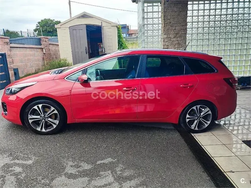 Usado Kia Ceed Sportswagon GT-Line 136 CV (100 kW) 2017 Rojo Familiar