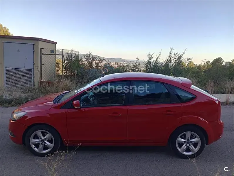 Usado Ford Focus Trend 109 CV (80 kW) 2009 Rojo Berlina