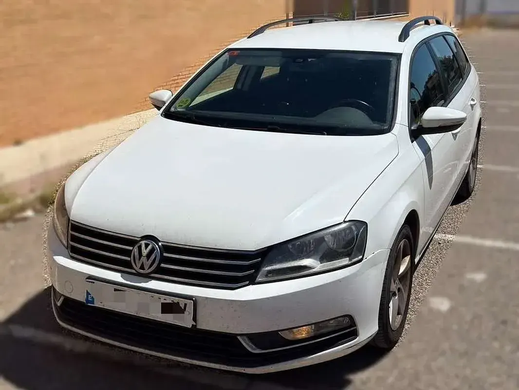 Usado VW Passat 105 CV (77 kW) 2012 Blanco Familiar