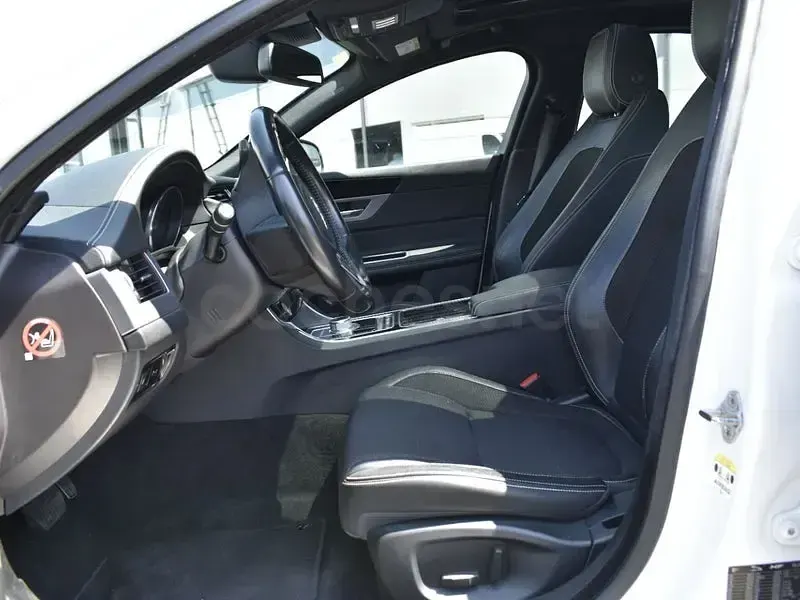 Usado Jaguar XF R-Sport 180 CV (132 kW) 2018 Blanco Berlina