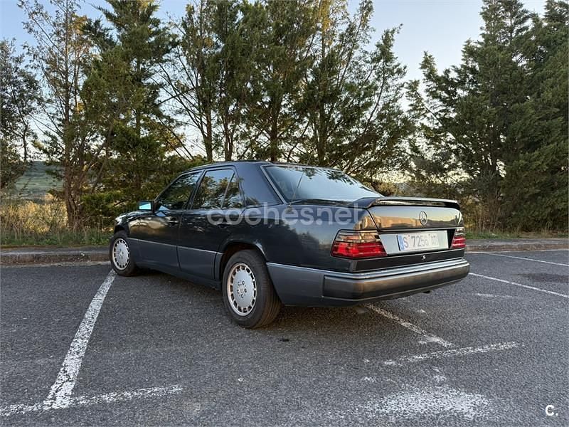 Usado Mercedes E230 150 CV (110 kW) 1994 Negro Berlina