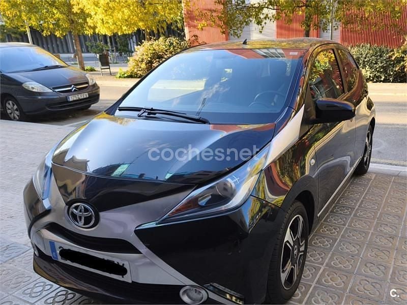 Usado Toyota Aygo X-play 69 CV (50 kW) 2015 Negro Utilitario