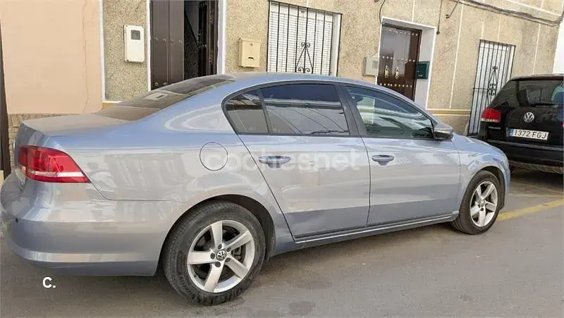 Usado VW Passat 105 CV (77 kW) 2012 Gris / plata Familiar