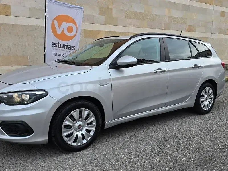 Usado Fiat Tipo Mirror 120 CV (88 kW) 2020 Gris / plata Familiar