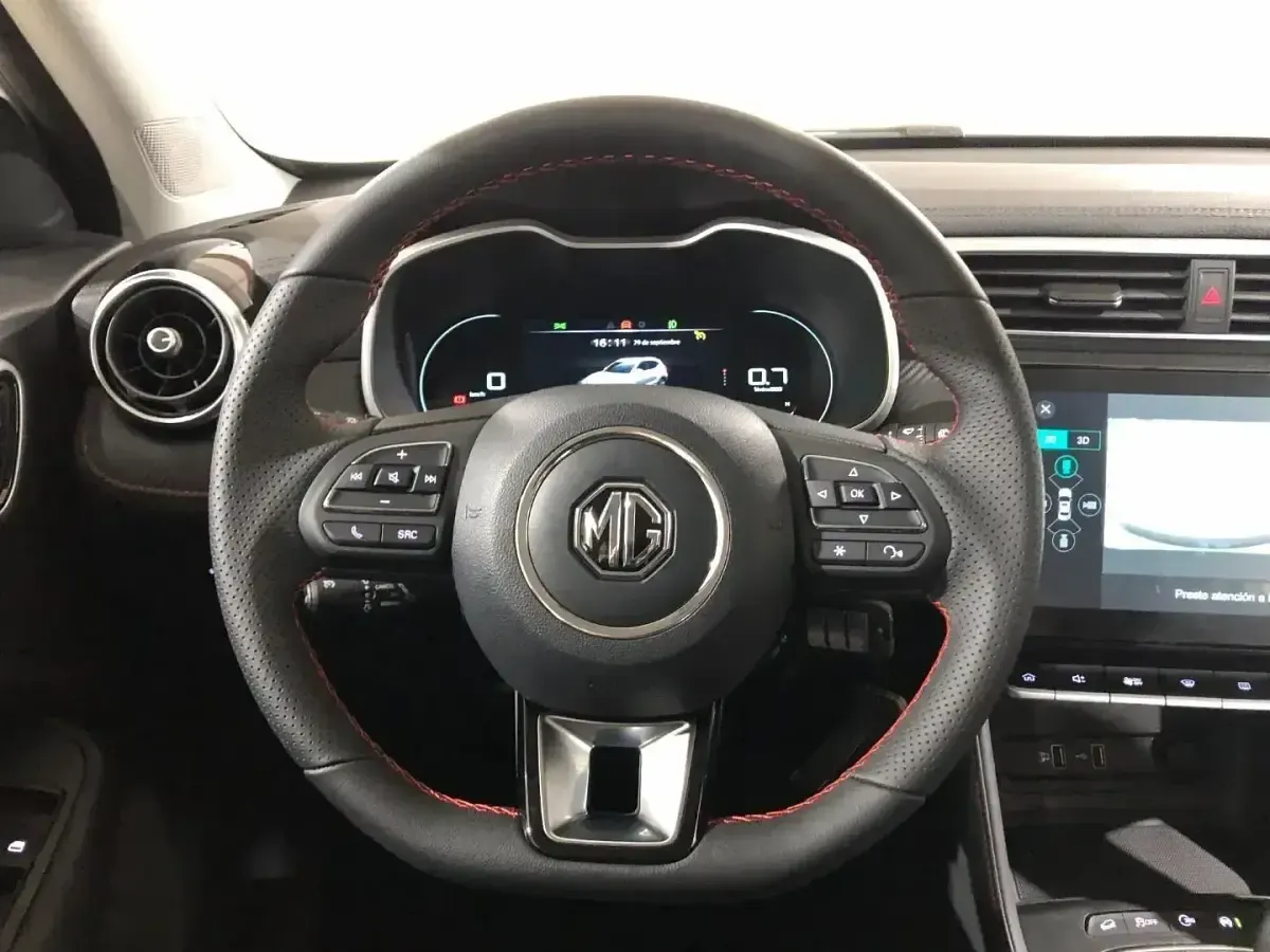 Käytetty MG ZS Comfort 111 HP (81 kW) 2021 Punainen Sedan