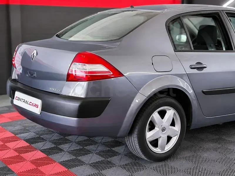 Usado Renault Mégane 100 CV (73 kW) 2006 Gris / plata Berlina