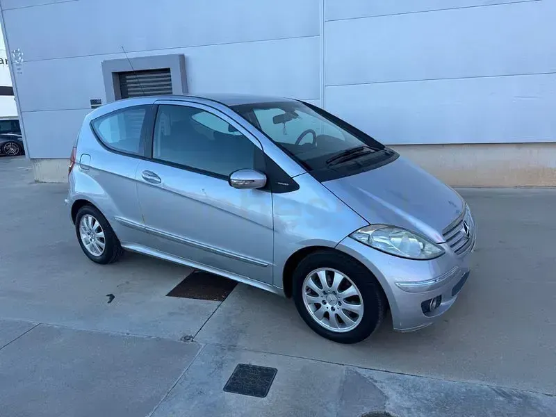 Usado Mercedes A180 Classic 109 CV (80 kW) 2005 Gris / plata Berlina