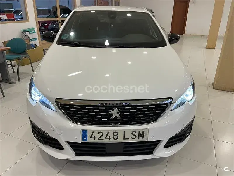 Usado Peugeot 308 SW GT 130 CV (95 kW) 2021 Blanco Familiar