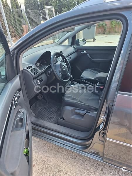 Usado VW Touran Sport 140 CV (102 kW) 2011 Gris / plata Monovolumen