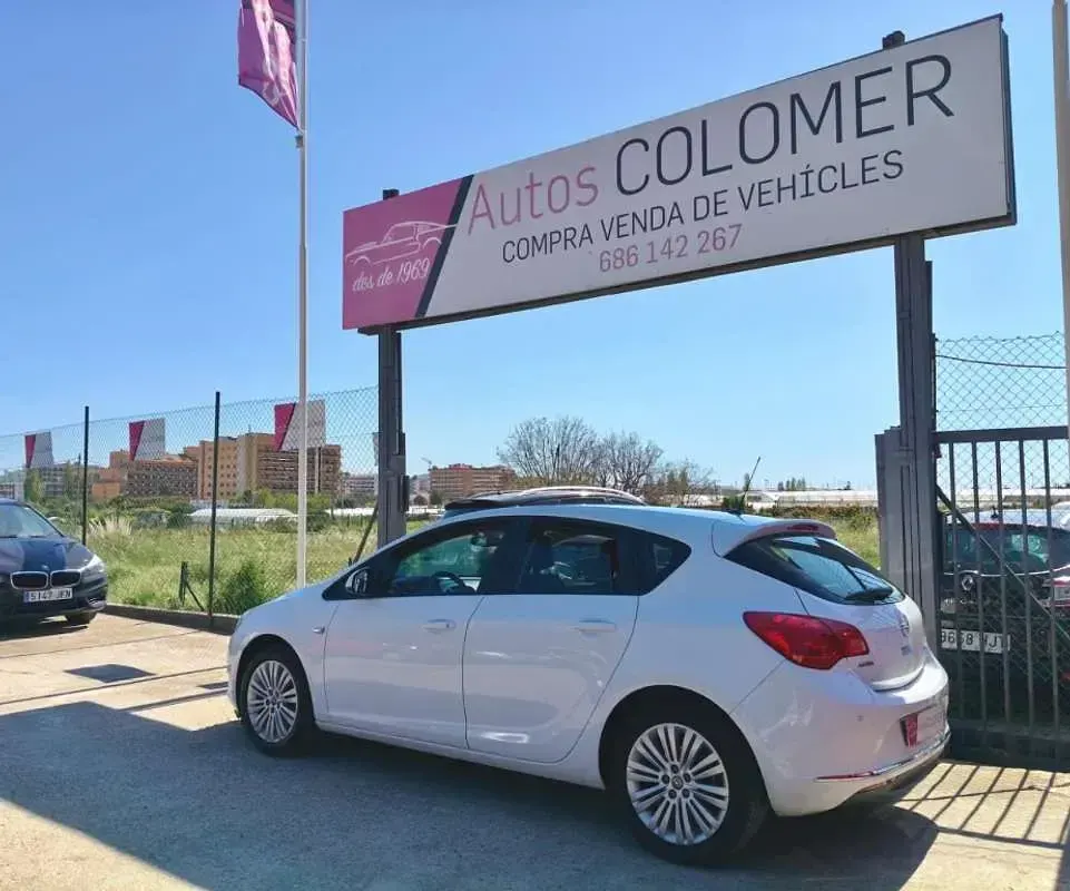 Usado Opel Astra Selective 140 CV (102 kW) 2015 Blanco Utilitario
