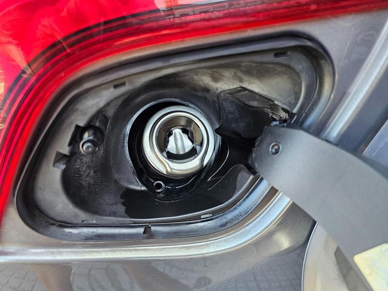 Usado Ford Focus Trend 90 CV (66 kW) 2011 Gris Berlina