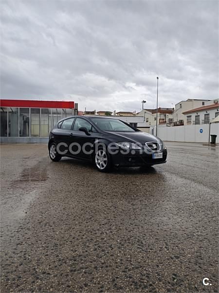 Usado Seat Leon Reference 140 CV (102 kW) 2005 Negro Utilitario