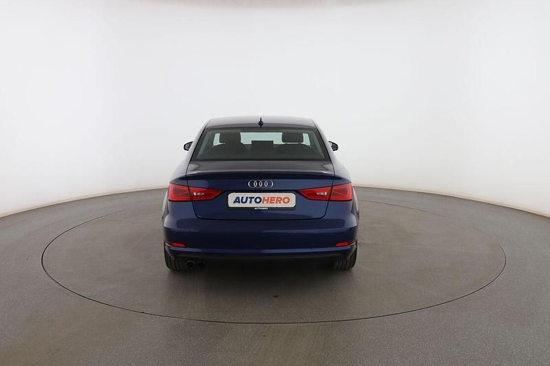 Usado Audi A3 Attraction 125 CV (91 kW) 2016 Azul Berlina