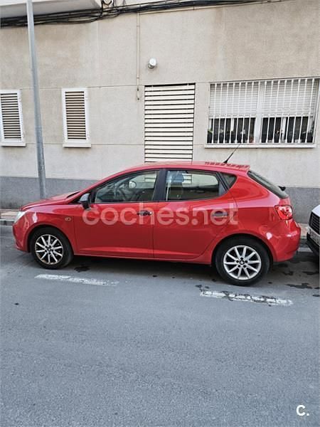 Usado Seat Ibiza Reference 70 CV (51 kW) 2014 Rojo Berlina