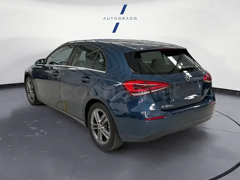 Usado Mercedes A180 116 CV (85 kW) 2020 Azul Berlina