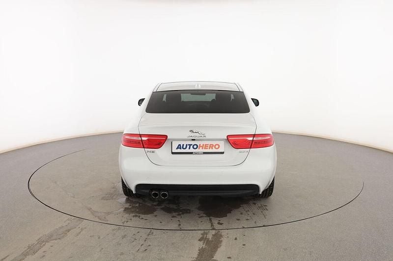 Usado Jaguar XE R-Sport 180 CV (132 kW) 2016 Blanco Berlina