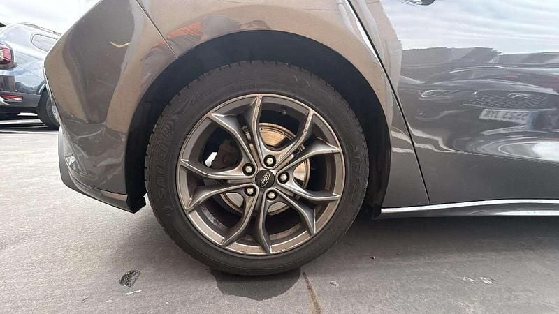 Usado Ford Focus ST-Line 125 CV (91 kW) 2019 Gris Utilitario