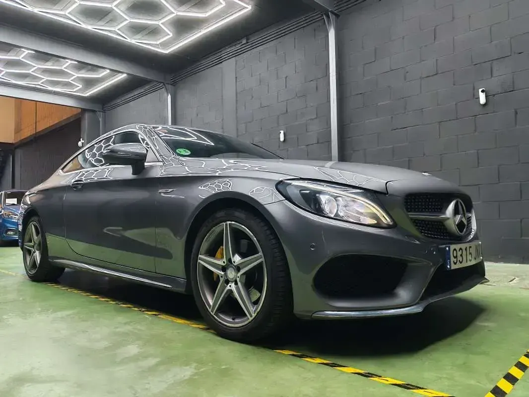 Usado Mercedes C220 AMG line 170 CV (125 kW) 2016 Gris Coupe