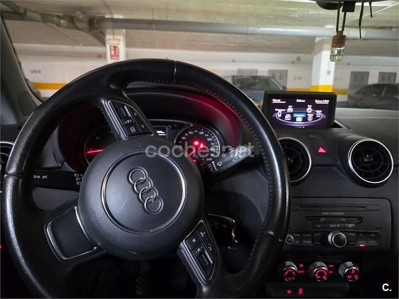 Usado Audi A1 Attraction 90 CV (66 kW) 2014 Violeta / lila Utilitario