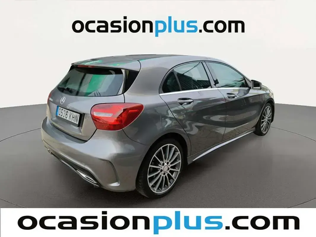Usado Mercedes A180 109 CV (80 kW) 2018 Gris Utilitario