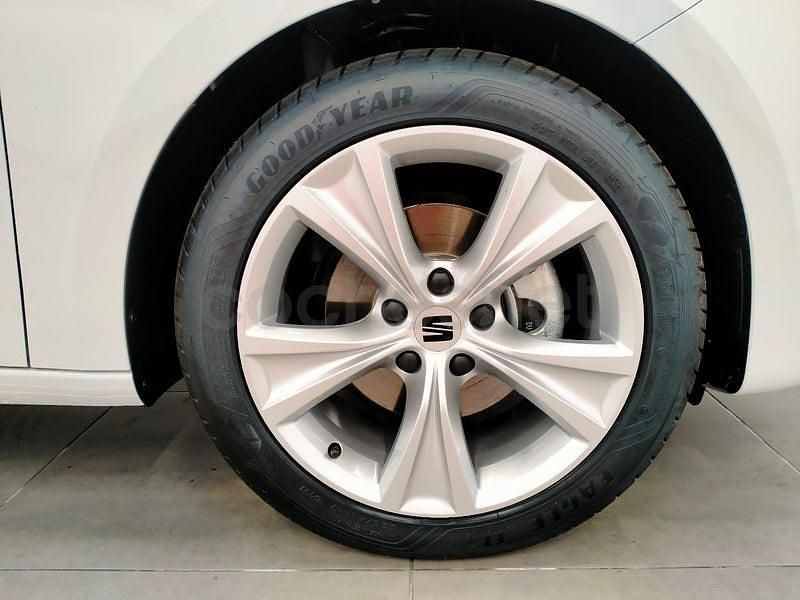 Usado Seat Leon FR 116 CV (85 kW) 2025 Blanco Berlina