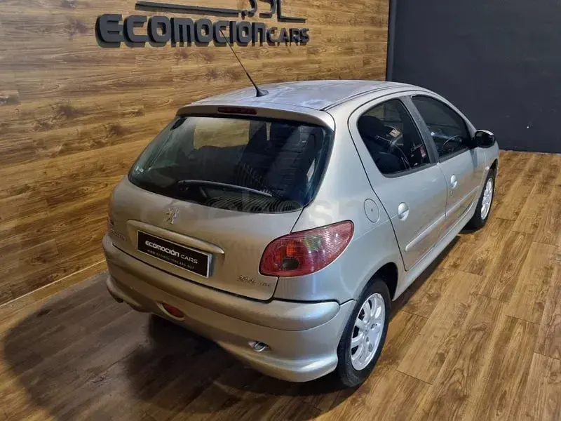 Usado Peugeot 206 70 CV (51 kW) 2004 Gris / plata Berlina