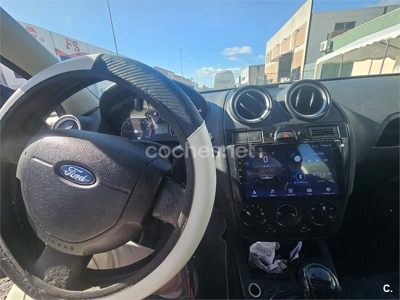 Usado Ford Fiesta Ambiente 68 CV (50 kW) 2005 Azul Utilitario